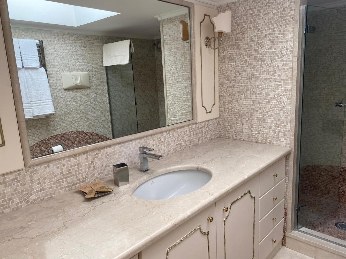 “La Pinta” Elegante Appartamento Al Vomero เนเปิลส์ ภายนอก รูปภาพ